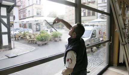 Glasreinigung am Benediktplatz