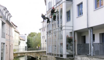 Glas- und Fassadenreinigung mit Gewerbekletterern